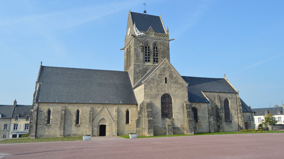 Sainte-Mere-Eglise church with an effigy of Private John Steele