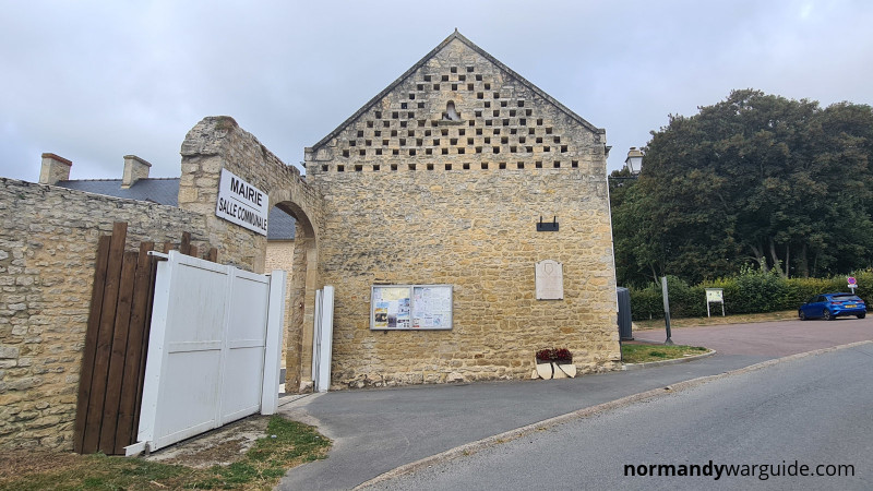 Wide view of the Étréham 1st US Infantry Division memorial on the wall of the Mairie opposite Église Saint-Romain