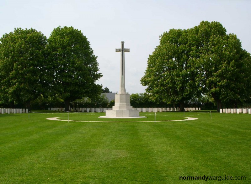 Bayeux War Cemetery - Cross f sacrifice