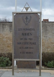 Hermanville Debarquement Memorial front
