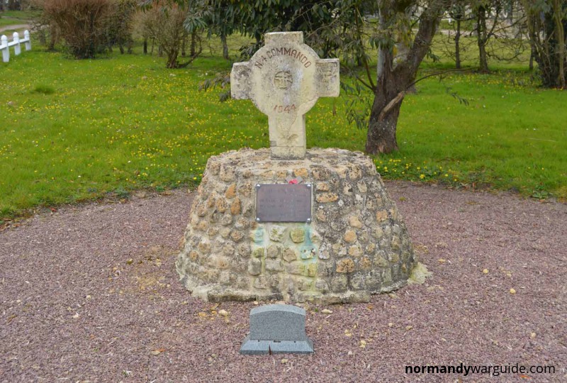 No. 4 Commando stele, Amfreville